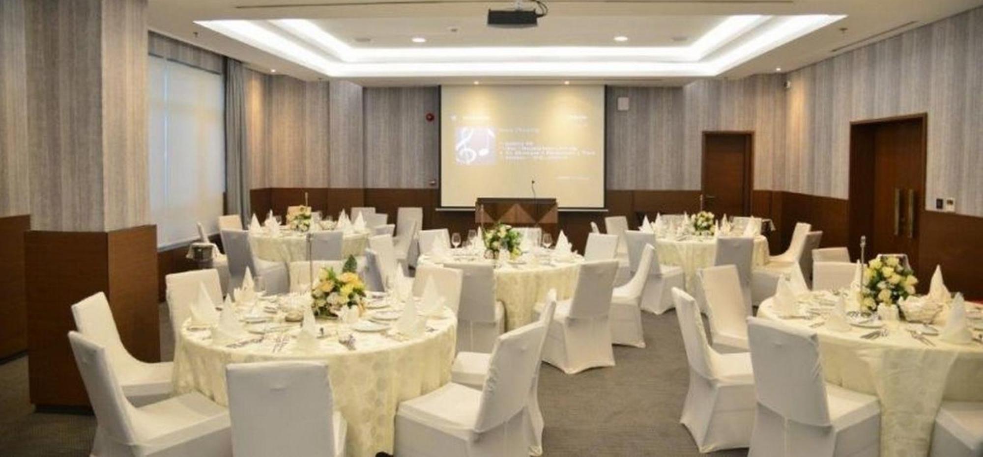 Room In Lodge - The Envoy Hotel And Suites Abuja Dış mekan fotoğraf