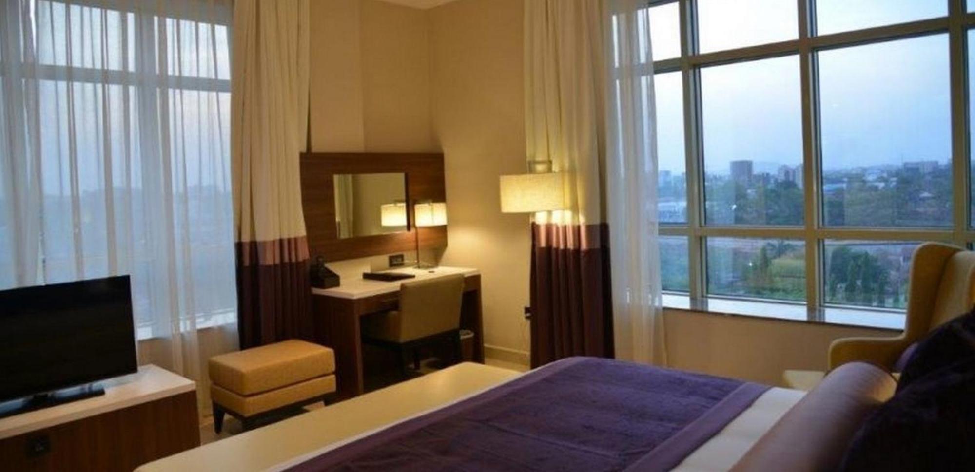 Room In Lodge - The Envoy Hotel And Suites Abuja Dış mekan fotoğraf