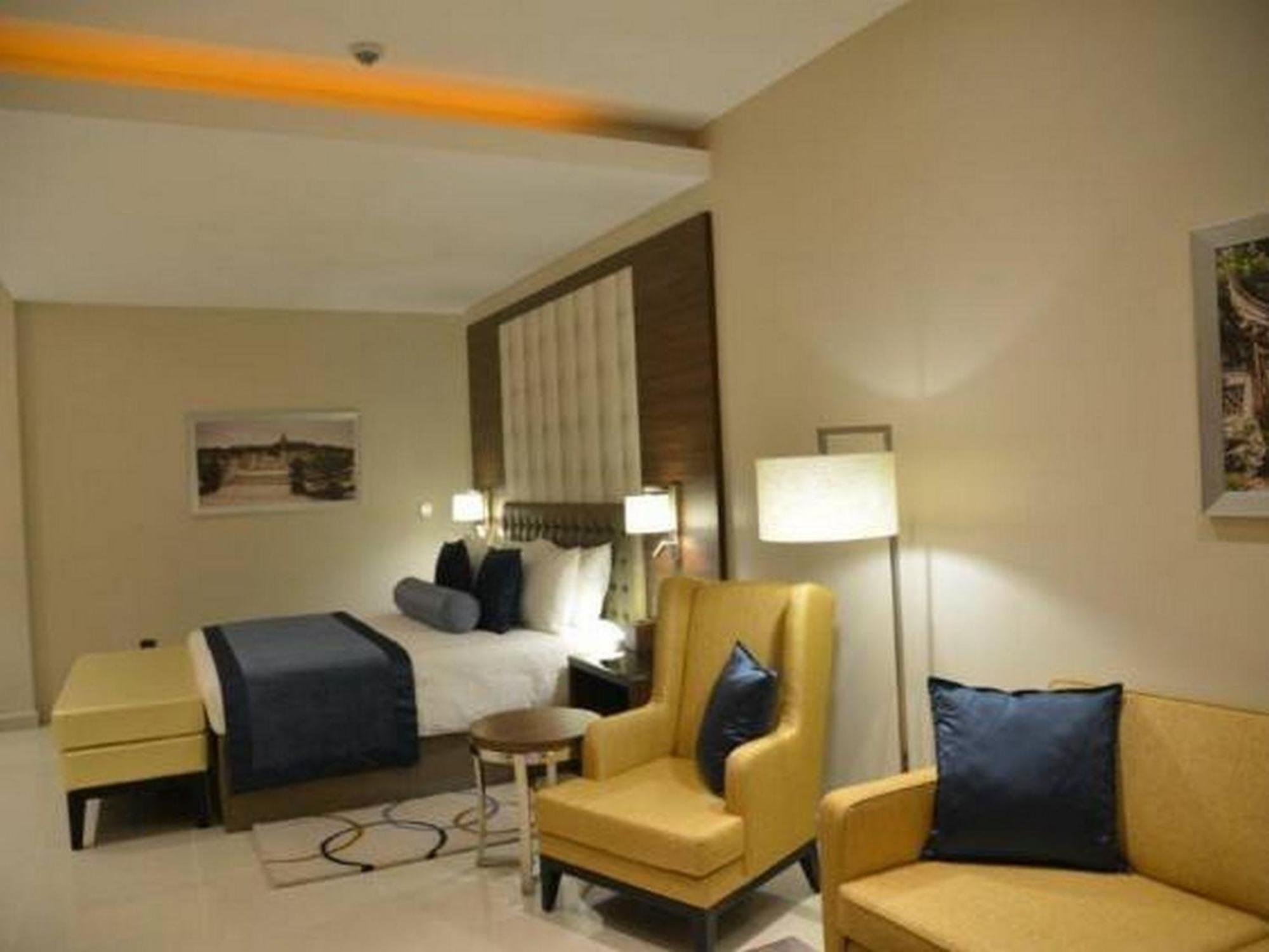 Room In Lodge - The Envoy Hotel And Suites Abuja Dış mekan fotoğraf